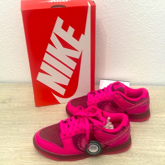💯 New Nike Dunk Low Valentines Day 2022 - Picture 2 of 8
